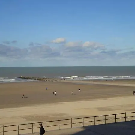 Met Zeezicht En Zwembad En Parking